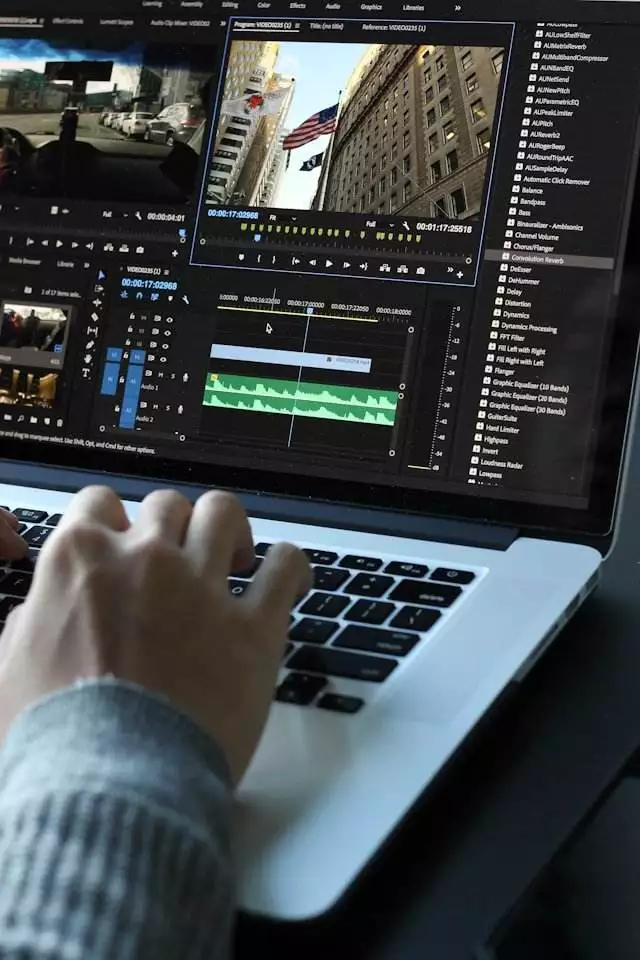 vue sur une table de montage vidéo ; main visible sur le clavier